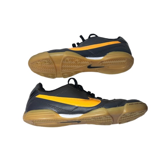 Nike Youth Indoor Soccer Shoes Black Orange Gum Sole Size 2Y - Picture 7 of 10